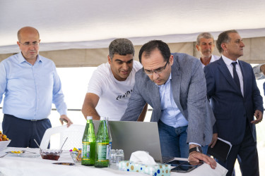 Sabirabad rayonunda Kənd təsərrüfatı naziri Məcnun Məmmədov taxıl biçinində iştirak edib, fermerlərlə görüşüb