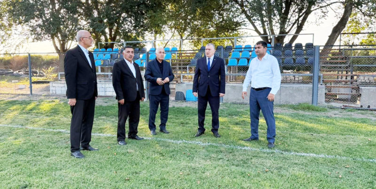 Sabirabad Rayon İcra Hakimiyyətinin başçısı Bulaqlı kəndində yeni inşa edilən stadionda görülən işlərlə tanış olub